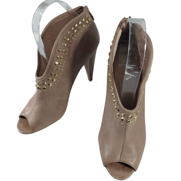 VINCE CAMUTO! FAWN BEIGE/TAN GENUINE LEATHER, GOLD STUDDED ZIPPER HEELS! SZ 8M - Picture 3 of 12
